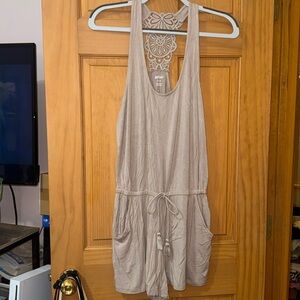 Women’s aerie romper with pockets. Super cute and comfortable. Medium